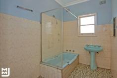  B65 Warrawong NSW 2502 * Attention Investors and First Home Buyers, this property is surely worth checking out * Great 'add value' potential * 1 x 3 bedrooms upstairs and 1 x 1 bedroom downstairs, independent from each other * Potential weekly income of $470 per week * Convenient location, close to schools, transport and Westfield Shopping Centre 