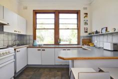 2/699a Old South Head Road, Vaucluse Peacefully positioned to the rear of a block of four, this charming 
ground floor apartment is bathed in sunlight and features large corner 
windows framing views over the leafy common garden beyond. Located on 
the edge of Diamond Bay and featuring direct access through the garden 
to child-friendly Kimberley Reserve, it's a 300m stroll to Rose Bay 
North village shops, ocean parkland and scenic coast walks. 
 
* Charming block of 4 near the corner of Military Rd 
* Whisper-quiet setting to the rear of the block 
* Entry hall, polished timber floors, ornate ceilings 
* 2 double beds, king sized main with built-in robes 
* Spacious living room, bright modern eat-in kitchen 
* Fresh modern bathroom, integrated laundry 
* Windows on three sides, one small common wall 
* Direct access to lush common garden and reserve 