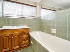  42/60 Drumalbyn Road Bellevue Hill NSW 2023 This aprtment is perfectly located in a highly sort after address. This one bedroom strata apartment is an ideal investment or first home. Situated on the fourth floor of a well presented 60's building close to the Plumer Road shops and cafes and only a short stroll to transport. Features: * Combined lounge/dining area with balcony * Modern kitchen * Bathroom with bath * Balcony off the living area with harbour glimpses * Mirrored built ins with concealed bathroom * Sunny and quiet Great cross ventilation. 