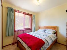 4/2 Dick Street Castlemaine Vic 3450 Comprised of separate lounge with gas heating. Kitchen gas cooking and 
HWS, abundant storage cupboards, and adjoining meals area, two bedrooms -
 queen size, with built in robes, bathroom and separate laundry 
facilities. Outside there is a brick paved courtyard and a single 
carport for off street parking. The property is all fenced and situated 
approximately 
 1 km to Castlemaine's CBD and shopping centre. Located on bus route and very handy to market which is held each Saturday. 