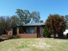  122 Dellar Road Maddington WA 6109 3 bedroom home on large block Ideal for the first home buyer or investor. Brick and tile 3 bedroom home with separate lounge room. Spacious kitchen. Fully renovated bathroom. Good size bedrooms. Side access to large rear yard with patio area. Handy to schools. General Features Property Type: House Bedrooms: 3 Bathrooms: 1 Land Size: 731 m² (approx) 