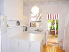 20 Rosa St Spring Hill QLD 4000 Delightful fully furnished town house with many original features, this 
property has great charm and is in a quiet street close to everything. 
 
 2 Bedrooms, both with air-conditioning and ceiling 
fans throughout.
 Large built-in wardrobes.
 Living room and separate kitchen with all white goods and kitchen equipment supplied.
 1 Bathroom. 
 Enclosed balcony off one bedroom. Large, tranquil courtyard.
 1 car park. No pets. 