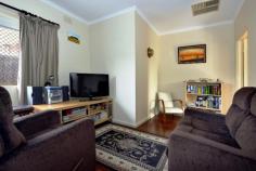  6/4 Alfred Avenue, Seaton SA 5023 $199,000 LIVE EASY HERE ! Well presented home unit. Stunning polished timber floors Modern kitchen facilities. Comfortable open plan living. Large bedroom with tidy bathroom facilities. Ducted cooling. Your own undercover parking Generous rear yard Walk to local shops and transport. A must see for singles and couples. MAKE AN OFFER - See more at: http://www.westlakesprofessionals.com.au/real-estate/property/670703/for-sale/unit/sa/seaton-5023/6-4-alfred-avenue/#sthash.ajfFT7JO.dpuf 