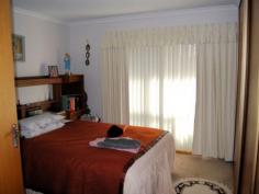  4/23 Dodgin Street Wynyard Tas 7325 NEW PRICE $199,900 Yes folks so convenient it is only 100m to main street. Sun, sun and more sun! This very smart unit has top quality blinds, drapes and carpets. New electric oven with 2 bedrooms both with built-ins. Open plan living catching the morning and afternoon sun, plus a garage with internal access. And to top it off, an enclosed glass porch to enjoy some timeout. Currently leased at $220.00 per week. Read more at http://wynyard.ljhooker.com.au/7TDFD3#OIczxHGXMFVcMDuo.99 