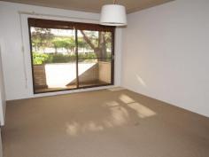  14/4-10 Darling Street KENSINGTON, NSW 2033 Located close to transport, shops and UNSW this 1 bedroom unit is ideal for the young students, combined lounge dinging area, modern kitchen, good bathroom, laundry, balcony and LUG. Read more at http://bondijunction.ljhooker.com.au/94HD1#vKs7Ry0QQZlbIAqo.99 