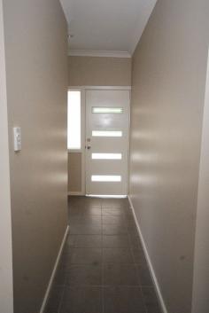  38 Southview Street Tamworth NSW 2340     $225,000 inclusive of gst 	 Open: Sat 1 Nov 2014 12:00pm - 12:30pm A builders own, the renovations in place are second to none, allowing for stress free purchasing here. 3 bedroom home on low maintenance block, just like new and previously returning $290.00/week. Close to schools & shopping, this one ticks a big box for investors OR would be ideal for a first home buyer looking to stay within budget. Call today! Property Details Bedrooms 		 3 Bathrooms 		 1 Car Ports 		 1 Land Area 		 451 m2 