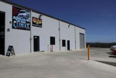  3/10517 DARIAN Street HIGHFIELDS QLD 4352  Industrial Shed Space for Rent Tilt slab construction Area: 296m2 approximately + mezzanine 100m2m Fully security fenced with onsite car parks 3-phase power to switchboard Features include trade waste, wash down, electric roller door, underground rain water tanks Office with air-conditioning Kitchen area Toilet. 
