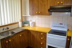  2/29 Rivers Street Inverell NSW 2360 FOR SALE: $185,000  Property Description Well located Unit Located in close proximity to shops, doctors, clubs & churches is this level 2 b/r unit. Features include wir in main, spacious living & reverse cycle air, tidy bathroom with shower & vanity, electric kitchen with pantry. Single garage with secure access, garden & courtyard 