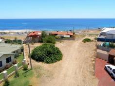  1/6 Sussex Place HALLS HEAD WA 6210 You won't find better than this development site in WORLD CLASS location! WHY YOU SHOULD BUY ME: - Huge 1118sqm block - Zoned R12.5/25 (potential 2 or 3 unit site) - Panoramic Ocean Views - Absolute BLUE CHIP location in quiet cul-de-sac - Just meters from the beautiful blue water of the stunning Indian Ocean - Couple minutes' walk from Doddy's Beach and Blue Bay - Only 2km from Mandurah Ocean Marina 