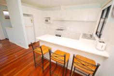  
							 
																 AVAILABLE AS OF JAN 2015 
													
								 This 3 Bedroom Townhouse is only 1 km to the 
Kelvin Grove Campus, modern with open plan living area, beautiful views
 from back deck, Internal laundry, Bus stop right out front, Walk to 
campus & RBH, Quiet location, Double beds in rooms 
 
Weekly rent includes Gas, Water and electricity. The internet is also provided as a courtesy from the owner. 
 
Room 1 = AVAILABLE 30/6 
 
GET IN QUICK AND DON'T MISS OUT. CALL US TODAY TO ARRANGE AN INSPECTION. 
							 
						 