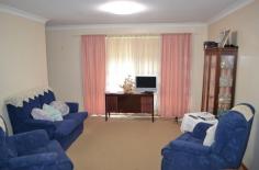  2/29 Rivers Street Inverell NSW 2360 FOR SALE: $185,000  Property Description Well located Unit Located in close proximity to shops, doctors, clubs & churches is this level 2 b/r unit. Features include wir in main, spacious living & reverse cycle air, tidy bathroom with shower & vanity, electric kitchen with pantry. Single garage with secure access, garden & courtyard 