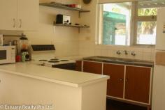  3/25 Creery Street, Dudley Park WA 6210 $229,000 This unit is situated in a group of six in a very sought after area. The complex is well maintained. Lawns, building insurance and water usage is included in the very low strata fees. This particular unit is very secure and spacious. Features include large living area, 2 bedrooms, renovated kitchen, new blinds, freshly painted and also has a single garage. There is also visitors parking. From this location you can walk into main city centre, restaurants and also to the foreshore. Ready for immediate occupancy. - See more at: http://www.estuaryrealty.com.au/real-estate/property/725845/for-sale/unit/wa/dudley-park-6210/3-25-creery-street/#sthash.75AEbDaA.dpuf 