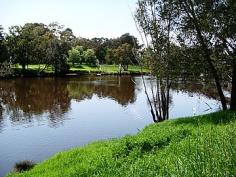 3/1 Anzac Terrace Bassendean WA 6054 RIVERFRONT BLOCK 
 Fabulous views over the Swan River and the historic 
"Fishmarket Reserve" from this lovely block. Located in the Success 
Hill Private Estate this elevated block is right on the banks of the 
Swan River. 
 