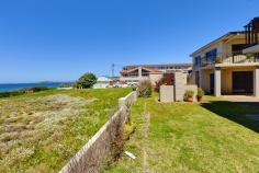  7/115 Ocean Street Narrabeen NSW 2101 PLEASE CLICK ON THE VIDEO BUTTON TO VIEW A ONE MINUTE VIDEO OF THIS PROPERTY.
 
 * Offering sensational views and the ultimate lifestyle, the position of this beach unit just doesn't get any better than this!
 * This top floor unit is the perfect beach pad or investment
 * A blank canvas the opportunity here is to renovate to capitalise on the unbeatable location
 * Boasting panoramic beach views of the coast and direct access onto the golden sands of famous Narrabeen beach
 * Easy walking distance to Narrabeen shopping village
 * This is truly a world class position at a price you can afford!
 * Run for this ONE! Its got the lifestyle, the location and potential! 
