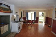  6 Carter Street Cammeray NSW 2062 Well presented 3 bedroom weatherboard cottage sited on a generous corner block in the main street. Easy stroll to shops, hotel and schools. Features open living area, kitchen with natural gas and combustion stove. Main bedroom with ensuite, R/C S/S air conditioner. Carport, garden shed, great yard area, vegie patch and shed. 