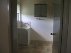  9 / 4 Skinner Street Gatton Qld 4343 $199,000 OPPORTUNITY PLUS - OWNERS/INVESTORS THIS UNIT IS A MUST TO INSPECT 2 Bedroom brick unit comprises combined lounge/dining room with airconditioner, kitchen including dishwasher, bathroom, laundry and single car accommodation, and at the sought after end of the block. This unit is ideally located and walking distance to Gatton C.B.D. (Schools, Shops, Trains, Buses etc) and only 5 mins from U.Q. Gatton Campus and just 35 mins to Toowoomba, 45 mins to Ipswich, 1 Hour to Brisbane. Direct access to the South West Corridor which has been predicted for major growth and expansion over the next 10 years. Leased for $255.00 on periodical from 25.1.15 makes this the ideal investment at Just $199,000   Property Snapshot  Property Type: Unit Construction: Brick Veneer 