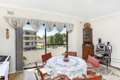  17/1-3 Warner Avenue, WYONG, NSW 2259 AUCTION:   AUCTION PRICE GUIDE OVER $230,000   Renovated 2 bedroom double brick unit Built-in wardrobe to main Modern kitchen with dishwasher, stainless steel appliances and walk in pantry Combined renovated bathroom & laundry Separate lounge dining Single lock up garage Approx rental return $285.00 – $310.00 Approx 5 minutes drive to Wyong railway station & town centre All reasonable offers considered prior to auction 