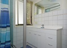  4/16 Andrews street Southport Qld 4215 $235,000 Very centrally located unit only a few minutes walk to Southport CBD, the Broadwater and the new light rail link. Griffith University, the new Gold Coast hospital and Surfers/Broadbeach are only a tram ride away. Quiet tree lined street, ground floor 2 bedroom unit with balcony off the kitchen/living area. Built in wardrobes in both bedrooms, separate laundry. 2 car spaces - tandem. Presently rented at $290 per week with low body corporate fees. Great investment or home. Property Features Property ID 	 12300913 Bedrooms 	 2 Bathrooms 	 1 Total car spaces 	 2 