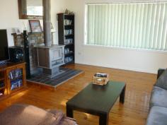  5 Evans Cres Blayney NSW 2799 $250,000 Property type: House Suburb: Blayney (profile) Region: Regional NSW Land area: 954.8 sqm What A Great House This immaculately presented 3 bedroom brick veneer home is in a very desirable cul-de-sac location. All bedrooms have built ins. Great open plan kitchen, dining and family room. Kitchen features quality appliances including dishwasher. This home has reverse cycle air conditioning and a slow combustion wood heater to keep you nice and cosy all year round. Fantastic fully enclosed entertainment room. Features Air conditioning Built in wardrobes Internal Laundry Bath Fireplace(s) Heating Dishwasher Floorboards Fully fenced 