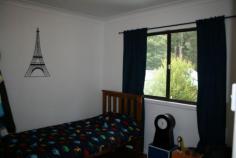  92 Lieutenant Bowen Rd Bowen Mountain NSW 2753 Bedrooms2Bathrooms1Carspaces2 Inspections  Sat 18 Apr 1:00pm - 1:30pm Inspections  Sat 25 Apr 1:00pm - 1:30pm -2 Bedroom family home  -Mature gardens  -Backs onto National Park  -Open plan living areas  -Renovated kitchen and bathroom  -Both bedrooms are of good size  -Floating timber floors  -Slow combustion fire place  -Laundry with second toilet downstairs with the potential to enclose to make further rooms -Private and secure backyard on a 667 square meter block Property Features Property ID 	 205139 Bedrooms 	 2 Bathrooms 	 1 Garage 	 2 Land Size 	 676 Square Mtr approx. Building Size 	 677 Square Mtr approx 