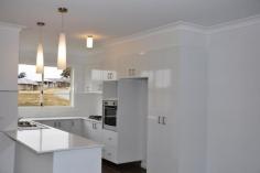  2/118 Diamond Dr Orange NSW 2800 $410,000 Great Investment! Features include large open plan north facing living areas with computer nook, three bedrooms, two bathrooms, double garage, quality fit out and a real sense of space. This unit is currently being rented out at $370p/w. Property: 	 Unit Bedrooms: 	 3 Bathrooms: 	 2 Parking: 	 2 Council: 	 Orange 