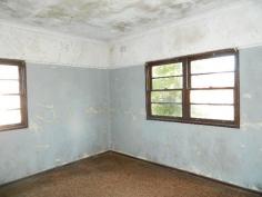  42 North St Fairfield NSW 2165 READY FOR RENOVATION!  	 3 bedroom fibro house on a 702m2 block  	 17.985m frontage & R3 zoning  	 Features separate lounge & eat-in kitchen  	 Great home for knockdown or renovators Type: House Bed: 3    Bath: 1     Land Area: 702 sqm (approx) 