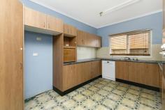  1 Woorarra Ave North Narrabeen NSW 2101 Classic Weatherboard and Tile House. * Extremely sought after position on a large level corner block. * Great home with loads of potential to renovate * Short stroll to Narrabeen lake & beach * Land size 600.8m2= 16 x 46 x 34/36.575 Price guide: Over $1mil Type: House Bed: 4    Bath: 3     Land Area: 600.8 sqm (approx) 