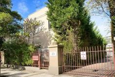  1/23 William Street Double Bay NSW 2028 $750 per week Well located 2 bedroom ground floor unit with courtyard in a boutique security building . The unit has has large built-ins in both bedrooms, separate study attached to the main bedroom, spacious modern eat-in-kitchen with dishwasher and internal laundry facilities and separate shower and bath & LUG. Situated in a small security block in the heart of stylish Double Bay and only minutes walk to Double Bay Ferry Wharf, restaurants, shops & park. No pets.  Available: 11/01/2016. (BK) TO VIEW THIS PROPERTY please register at www.livingheredoublebay.com.au. Please note if you do not register online we cannot notify you of any time changes or cancellations. Property Details Street Address 1/23 William Street Type Residential Lease Price $750 per week State NSW Town Village Eastern Suburbs Suburb Double Bay Postcode 2028 Property Type Unit Bedrooms 2 Bathrooms 1 Carspaces 1 