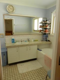  15 Serissa St Crestmead QLD 4132 $325,000 Lowset in Crestmead Property ID: 9038008 Situated in a high flood free position close to St Francis College and Kensington Plaza shopping centre, close to bus, transport and schools. Features brick/hardi 3 bedroom, lounge, modern kitchen, plenty of cupboards, two way bathroom with full size bath and sep shower, two airconditioners and fitted with solar hotwater plus solar panels connected to grid. Full length covered rear patio, water tank for the garden, large garden shed, lock up garage plus sep carport on 605m2 lot. Seller would rent back if buyer is investor. 