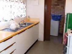  3/82 Blaxland Avenue Singleton NSW 2330 $149,000 Step into the Market -Great entry level unit -Currently returning $175 per week -Close to schools, shops, sporting fields -Ground floor unit 