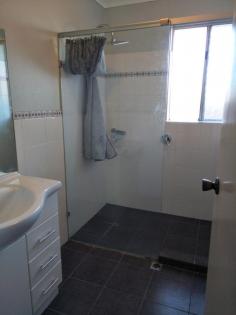  28B Gowman Way Ravenswood WA 6208 $199,000 * Neat & tidy brick & tile 3 bedroom, 1 bathroom duplex with a spacious yard backing onto parkland. * Only a short walk to the iconic river front Ravenswood Hotel to enjoy a meal with friends & watch the boats cruise by. KEY FEATURES: Fire Place Split System (Air Con).. 