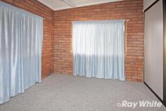 8 Beak Place Biloela QLD 4715 $395,000 Located in a quiet cul de sac location in a popular and established residential area, this lowset brick duplex will suit the investor buyer. Each unit features an air-conditioned, open plan living, dining and kitchen. 2 bedrooms with ceiling fans and built-in robes. 1 bathroom with separate toilet and laundry. 3 x 3* lawnlocker for each unit and single vehicle carport. Centrally located on an 819*sqm allotment. Both units are currently tenanted and returning $490.00 / week, collectively. Private inspections available only. FEATURES: • 	 Air Conditioning • 	 Built-In Wardrobes • 	 Close To Schools • 	 Close To Shops.. 