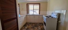  10 Meiklejohn Carnarvon WA 6701 $299,000 Spacious three bedroom, two bathroom brick veneer home, fully air conditioned, built in robes, ceiling fans. Formal lounge, dining and seperate family room. Outdoors there's a patio, single car garage, carport and garden shed. 800m2 approx lot area. 