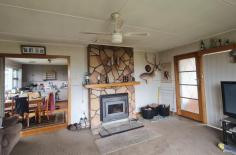  197 Main Road Meander TAS 7304 $340,000 3 Bedroom home set on 4500m2 (approximately). Open plan kitchen, dining and lounge. Wood heating warms the entire home. Large windows, bright and sunny throughout. Some polished Tas Oak flooring. 2 car carport, plus plenty of storage room. 2 workshops/studio Mountain views Set on over 1 Acre of land, with plenty of room for a few animals. Extensive gardens in place, to supplement the food budget! 
