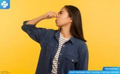  5 Penyebab Vagina Bau Tak Sedap dan Cara Mengatasinya   Klinik Utama Sentosa, Jakarta - Salah satu masalah yang sering dialami oleh sebagian perempuan adalah aroma tak sedap yang berasal dari vagina . Ini  bisa menjadi sumber ketidaknyamanan dan bahkan mem p engaruhi kepercayaan diri.   Beberapa faktor dapat menyebabkan vagina   bau tidak sedap . Untuk itu, penting bagi kita untuk memahami penyebabnya serta mencari solusi yang tepat  untuk menghilangkannya. Simak lebih lanjut penjelasan berikut ini terkait f aktor-faktor p enyebab  v agina  b au t ak s edap  pada wanita beserta cara mengatasinya. 1.  Infeksi Bakteri atau Jamur Infeksi bakteri seperti bakterial vaginosis (BV) atau infeksi jamur seperti kandidiasis dapat menyebabkan perubahan pH vagina. Gangguan pH ini dapat menghasilkan bau yang tidak sedap. Kebersihan yang kurang baik juga dapat meningkatkan risiko infeksi. 2.  Kebersihan yang Tidak Tepat Kurangnya kebersihan pada area genital dapat menjadi penyebab bau tak sedap. Menjaga kebersihan dengan mencuci daerah tersebut secara teratur, tetapi dengan tidak menggunakan sabun yang keras, bisa membantu mencegah bau yang tidak diinginkan. 3.  Perubahan Hormonal Perubahan hormon yang terjadi selama siklus menstruasi, kehamilan, atau menopause dapat memengaruhi keseimbangan bakteri dalam vagina. Hal ini dapat berkontribusi pada perubahan aroma vagina. 4.  Pakaian yang Tidak Bernapas Penggunaan pakaian ketat atau bahan sintetis yang tidak membiarkan udara masuk ke area genital dapat menciptakan lingkungan yang  lembab dan  ideal bagi pertumbuhan  mikroorganisme yang menyebabkan bau tidak sedap. 5.  Penyakit Menular Seksual Beberapa penyakit menular seksual (PMS)   juga diketahui dapat meningkatkan risiko infeksi yang pada gilirannya dapat menyebabkan vaagina bau tidak sedap.  Beberapa PMS termasuk trikomoniasis, gonore, dan klamidia. Cara Mengatasi Vagina Bau Tak Sedap Perhatikan, jika Anda tidak menginginkan keluhan seperti vagina bau tak sedap maka coba terapkan cara berikut ini: 1.  Jaga Kebersihan  Genital 2.  Gunakan Pakaian  Dalam   Berbahan Lembut dan Menyerap Keringat 3.  Perhatikan Pola Makan 4.  Hindari Produk Kimia Berlebih 5.  Konsultasikan dengan Profesional Kesehatan Jika vagina yang bau tak sedap tidak hilang atau bahkan memburuk, segera berkonsultasi dengan dokter atau profesional kesehatan   Klinik Utama Sentosa Jakarta . Dokter ahli kami  dapat memberikan diagnosis yang tepat dan menyarankan pengobatan yang sesuai. *Hubungi hotline dokter Klinik Utama Sentosa 0812–1230–6885   atau melalui live chat dan WA gratis 24 jam, sekarang! Sumber:   Klinik Utama Sentosa 