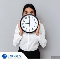  Mitos atau Fakta, Gonore Bisa Sembuh Sendiri? Simak Penjelasannya Disini Klinik Utama Sentosa, Jakarta - Gonore atau kencing nanah adalah penyakit menular seksual (PMS) yang di sebabkan oleh bakteri Neisseria gonorrhoeae. Meskipun penyakit ini dapat menimbulkan gejala yang tidak nyaman, ada beberapa mitos yang mengklaim bahwa gonore dapat sembuh sendiri tanpa perlu pengobatan. Artikel ini, kita akan mengulas apakah pernyataan tersebut merupakan mitos atau fakta. Mitos: Gonore Bisa Sembuh Sendiri Beberapa orang mungkin beranggapan bahwa sistem kekebalan tubuh dapat mengatasi infeksi gonore tanpa bantuan pengobatan. Namun, ini adalah mitos yang perlu dihindari. Meskipun tubuh manusia memiliki kemampuan untuk melawan berbagai jenis infeksi, bakteri Neisseria gonorrhoeae dapat menjadi cukup kuat dan resisten terhadap upaya alami sistem kekebalan tubuh. Fakta: Pengobatan Diperlukan untuk Mengatasi Gonore Gonore memerlukan perawatan medis yang tepat untuk mencegah komplikasi seriys dan penyebaran infeksi ke organ tubuh lainnya. Jika di biarkan tanpa pengobatan, gonore dapat menyebabkan masalah kesehatan jangka panjang seperti penyakit radang panggul, masalah reproduksi, atau penyebaran infeksi ke aliran darah. Biasanya, dokter akan meresepkan antibiotik untuk mengobati gonore. Penting untuk mengikuti petunjuk antibioitik secara ketat dan menyelesaikan seluruh kursus pengobatan, bahkanjika gejala sudah merada. Hal ini penting untuk mencegah resistensi antbiotik dan memastikan bahwa bakteri penyebab gonore benar-benar tereliminasi. Pencegahan Gonore Selain pengobatan, langkah-langkah pencegahan juga sangat penting untuk menghindari penularan gonore. Beberapa langkah tersebut meliputi: 1. Penggunaan kondom untuk melindungi dari penyakit menular seksual 2. Pemeriksaan rutin dan deteksi dini 3. Pentingnya kesadaran untuk menghindari risiko penularan Kesimpulan Dengan melihat fakta dan mitos seputar gonore, dapat di simpulkan bahwa gonore tidak akan sembuh sendiri tanpa pengobatan. Pengobatan yang tepat sangat penting untuk mencegah komplikasi serius pada penyebaran infeksi. Jika seseorang mengalami gejala atau memiliki risiko tertular, segera berkonsultasilah dengan profesional kesehatan adalah langkah yang bijaksana. Sumber: Klinik Utama Sentosa Jika Anda mengalami kondisi ini, Anda dapat menghubungi dokter melalui layanan konsultasi online di Klinik Utama Sentosa. Layanan ini dapat Anda akses melalui chat online, telepon, atau whatsapp ke nomor berikut 0812-1230-6885 secara gratis dan tersedia 24 jam. https://klinikutamasentosa.net/benarkah-gonore-bisa-sembuh-sendiri-simak-penjelasan-ahlinya-yuk/ 