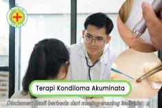  Klinik Apollo   – Biasanya setelah melakukan pengobatan, dokter ahli akan menyarankan Anda melakukan terapi kondiloma akuminata .  Guna mencegah kekambuhan terjadi. Namun banyak pilihan dari terapi ini, untuk itu selalu lakukan konsultasi dengan dokter ahli. Kondiloma akuminata, atau yang lebih terkenal sebagai kutil kelamin, adalah infeksi menular seksual (IMS) yang disebabkan oleh human papilloma virus ( HPV ).   Gejala umumnya mencakup pertumbuhan kutil kecil yang terlihat di sekitar area genital dan dubur. Pengobatan kondiloma akuminata penting untuk mencegah penyebaran infeksi dan mengurangi risiko komplikasi. Pencegahan ini harus Anda lakukan, agar kondisinya tidak mudah kambuh. Untuk itu rutin lakukan konsultasi dengan dokter ahli untuk hasil yang tepat. Inilah Pilihan Terapi Kondiloma Akuminata Biasanya dokter ahli akan merekomendasikan terapi, guna mencegah kekambuhan terjadi. Dengan konsultasi yang lengkap, dapatkan inormasi penting dari dokter ahli mengenai prosedur ini. Karena proses ini harus Anda lakukan sesuai dengan arahan dokter ahli. Berikut adalah pilihan terapi yang umum berguna: 1. Terapi pengobatan topikal Krim yang merangsang sistem kekebalan tubuh untuk melawan human papilloma virus (HPV). Menerapkan sendiri oleh pasien di area yang terkena, dengan petunjuk yang jelas dari dokter ahli. Dan gel atau cairan ini dapat Anda gunakan di rumah dan bekerja dengan cara merusak sel-sel kutil. 2. Terapi prosedural Krioterapi adalah penghilangan kutil dengan membekukannya menggunakan nitrogen cair. Prosedur ini umumnya dokter ahli lakukan di klinik atau praktiknya. Dan elektrokauterisasi adalah penggunaan arus listrik untuk membakar kutil. Ini juga harus terjadi di bawah bimbingan dokter ahli. Adapun terapi laser dengan penggunaan sinar laser untuk menghancurkan kutil. Terapi ini dapat memerlukan beberapa sesi. 3. Terapi obat-obatan oral Obat-obatan ini dapat Anda gunakan dalam bentuk suntikan (injeksi) untuk meningkatkan respons kekebalan tubuh terhadap virus. Dan obat-obatan antiviral dapat dokter ahli resepkan untuk mengurangi pertumbuhan kutil. 4. Pemantauan dan pendidikan pasien Pasien perlu menjalani pemeriksaan rutin untuk memantau respons terhadap terapi dan mendeteksi kemungkinan kambuhan. Informasi kepada pasien tentang pentingnya pencegahan penyebaran infeksi, penggunaan kondom (pengaman atau pelindung), dan vaksinasi human papilloma virus (HPV) jika belum. >>  KONSULTASI ONLINE GRATIS DI SINI  << Peringatan Penting tentang Kondiloma Akuminata di Klinik Apollo Konsultasikan dengan dokter ahli sebelum memulai terapi, konsultasikan dengan dokter ahli untuk penilaian yang tepat dan resep yang sesuai. Tidak untuk melakukan pengobatan sendiri tanpa supervisi dokter ahli. Selain terapi, pencegahan penyebaran infeksi sangat penting. Penggunaan kondom (pengaman atau pelindung) secara konsisten dapat membantu mengurangi risiko penularan. Terapi kondiloma akuminata mencakup berbagai pilihan, baik yang dapat aplikasi sendiri oleh pasien maupun yang memerlukan bantuan dokter ahli. Penting untuk konsultasi di nomor  081212306882   dengan profesional kesehatan untuk memilih terapi yang paling sesuai dengan kondisi dan kebutuhan masing-masing setiap orang. Selain itu, edukasi pasien tentang pencegahan dan tindak lanjut pemeriksaan rutin juga memiliki peran penting dalam manajemen kondisi ini. 