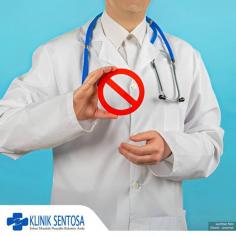  Klinik Utama Sentosa, Jakarta - Balanitis merupakan salah satu penyakit kelamin pria yang di tandai dengan peradangan pada ujung atau kepala penis. Penyakit ini ditandai dengan pembengkakan dan kemerehan pada ujung kepala penis. Jika balanitis tidak mendapatkan perawatan dan penanganan yang baik, maka balanitis dapat menyebabkan berbagai komplikasi yang lebih berbahaya. Oleh karena itu, simak terus artikel ini untuk mengetahui apa saja pantangan balanitis, agar pengobatan dapat berjalan dengan baik, dan cepat sembuh. Pantangan Balanitis Balanitis adalah penyakit kelamin pria yang dapat di sebabkan oleh berbagai faktor. Oleh karena itu, penanganan dan pengobatan yang di berikan harus sesuai dengan penyebabnya. Setelah mendapatkan pengobatan, terdapat beberapa pantangan yang harus di hindari oleh penderinya, agar proses penyembuhan akan cepat dan hasil pengobatan dapat maksimal. Berikut ini beberapa pantangan balanitis,  yaitu: 1. Hindari Bahan Kimia Berbahaya : Gunakan deterjen bebas pewangi saat mencuci pakaian dalam, dan hindari penggunaan produk pembersih yang mengandung bahan kimia agresif atau pewangi yang dapat memicu iritasi. 2. Hindari Hubungan Seksual yang Berisiko : Selama proses penyembuhan, disarankan untuk menghindari hubungan seksual agar tidak memperparah iritasi atau infeksi. Jika terdapat infeksi, pastikan untuk berkonsultasi dengan dokter untuk mendapatkan perawatan yang sesuai. 3. Jaga Kebersihan : Rajinlah membersihkan area genital dengan lembut setiap hari. Gunakan sabun ringan dan pastikan untuk membersihkan dengan seksama, tetapi hindari penggunaan sabun yang keras atau parfum yang dapat menyebabkan iritasi. 4. Pertahankan Kelembapan : Pastikan area genital tetap kering setelah mandi atau membersihkan diri. Menggunakan celana dalam yang dapat menyerap kelembapan dan menghindari pemakaian pakaian dalam yang terlalu ketat dapat membantu. 5. Perhatikan Pola Makan : Pola makan sehat dapat mempercepat proses penyembuhan. Pastikan untuk mengonsumsi makanan yang kaya vitamin dan mineral, serta minum cukup air. Kesimpulan Dengan mematuhi beberapa pantangan balanitis di atas, Anda akan membantu mencegah terjadinya komplikasi yang berbahaya, dan mempercepat proses penyembuhan. Oleh sebab itu, pastikan untuk berkonsultasi dengan dokter untuk mendapatkan saran pengobatan dan perawatan yang tepat. Sumber: Klinik Utama Sentosa Jika Anda mengalami kondisi ini, Anda dapat menghubungi dokter melalui layanan konsultasi online di Klinik Utama Sentosa. Layanan ini dapat Anda akses melalui chat online, telepon, atau whatsapp ke nomor berikut 0812-1230-6885 secara gratis dan tersedia 24 jam. https://klinikutamasentosa.net/ini-dia-5-pantangan-balanitis-yang-harus-dihindari-cek-ulasannya-disini/ 