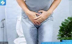 Kencing Sakit Tanda Urethritis , Ini  Cara Penanganannya   Klinik Utama Sentosa, Jakarta - Kencing yang  sakit  adalah gejala yang tidak boleh diabaikan dan dapat menjadi tanda adanya kondisi medis tertentu, salah satunya adalah urethritis. Artikel ini akan membahas apa itu urethritis , dari gejala yang mungkin muncul, penyebabnya, hingga  bagaimana penangana nnya untuk mengatasi kencing yang sakit ? Urethritis  dan Gejalanya Urethritis adalah peradangan pada uretra, saluran yang menghubungkan kandung kemih dengan lingkungan luar. Kondisi ini umumnya disebabkan oleh infeksi, baik oleh bakteri maupun virus. Kondisi ini dapat memengaruhi pria dan wanita, meskipun lebih umum terjadi pada pria. Salah satu gejala utama urethritis adalah kencing yang menyakitkan, tetapi beberapa gejala lain yang mungkin muncul meliputi: 1.  Keluar cairan dari uretra 2.  Sering buang air kecil 3.  Rasa panas atau terbakar saat kencing 4.  Nyeri atau ketidaknyamanan saat berhubungan seksual 5.  Pembengkakan pada area genital Jika mengalami gejala urethritis  dengan gejala seperti diatas , sangat penting untuk segera berkonsultasi dengan dokter  urologi Klinik Utama Sentosa Jakarta  untuk mendapatkan diagnosis yang tepat. Penyebab   Kencing Sakit atau Urethritis Urethritis  dengan tanda gejala kencing yang sakit  dapat disebabkan oleh berbagai faktor, termasuk: 1.  Infeksi Bakteri: Misalnya, infeksi klamidia atau gonore adalah penyebab umum urethritis. 2.  Infeksi Virus: Beberapa virus, seperti herpes simplex virus, juga dapat menyebabkan urethritis. 3.  Iritasi Kimia: Penggunaan sabun atau produk pembersih yang mengandung bahan kimia agresif dapat menyebabkan iritasi pada uretra. Bagaimana Penanganan Urethritis Dilakukan? Lebih umum, keluhan kencing sakit atau urethritis dapat di atasi dengan resep antibiotik atau antinyeri untuk mengatasi keluhannya. Namun, pastikan untuk bisa mendapat pengobatan yang sesuai dosis tepat dengan konsultasi atau pemeriksaan dokter Klinik Utama Sentosa sebelumnya. Jika Anda mengalami gejala kencing sakit lebih dari 3 hari , segera temui dokter  profesional kami  untuk mendapatkan diagnosis yang tepat dan penanganan yang sesuai.   Pengobatan dini dapat membantu mencegah komplikasi dan mempercepat proses penyembuhan. *Hubungi hotline dokter Klinik Utama Sentosa 0812–1230–6885  atau melalui live chat dan WA gratis 24 jam, sekarang! Sumber: https://kliniksentosajakarta.com/cek-kencing-sakit-rawan-jadi-urethritis-kronis-ini-faktanya/ 
