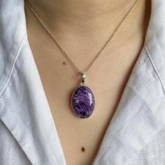  Captivating swirls of purple and natural patterns make these charoite pendants a true work of art. Each piece highlights the unique beauty of this rare gemstone, perfect for adding a bold and sophisticated touch to your style. Ideal for both everyday wear and special occasions. 