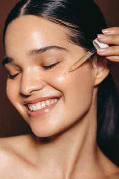  The Glow Face Serum from Inherited Skincare uses a potent combination of vitamin C, hyaluronic acid, and botanical extracts to revive lifeless, dull skin.  Skin tone is evened out, brightened, and hydrated, resulting in a glowing, healthy appearance.  It is ideal for everyday usage on all skin types because it is non-greasy and lightweight. Visit us for more details! https://www.inheritedskincare.com/products/radiance-serum 