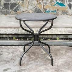  Bàn Cafe Sân Vườn Sắt Sơn Tĩnh Điện BNT-045 là lựa chọn hoàn hảo cho những không gian ngoài trời như sân vườn, ban công, sân thượng hoặc quán cà phê. Sản phẩm được thiết kế tinh tế với kiểu dáng tròn, nhỏ gọn nhưng vẫn đảm bảo sự chắc chắn và tính thẩm mỹ cao. Chất liệu sắt được phủ lớp sơn tĩnh điện hiện đại, giúp chống gỉ sét và chịu được các tác động của thời tiết khắc nghiệt, đảm bảo độ bền lâu dài. Mặt bàn được thiết kế dạng lưới thoáng, giúp thoát nước nhanh chóng khi gặp mưa, đồng thời tạo cảm giác nhẹ nhàng, thanh thoát cho tổng thể sản phẩm.BNT-045 có hai kích thước phổ biến với đường kính 60cm và 80cm, chiều cao tiêu chuẩn 70cm, đáp ứng nhu cầu sử dụng đa dạng của người dùng. Màu sắc chủ đạo là xám sang trọng, dễ dàng kết hợp với nhiều phong cách nội thất khác nhau. Sản phẩm không chỉ phù hợp cho không gian gia đình mà còn là lựa chọn lý tưởng cho quán cà phê, nhà hàng sân vườn hoặc khu nghỉ dưỡng. Với mức giá hợp lý từ 1.550.000đ đến 1.750.000đ và bảo hành 12 tháng, Bàn Cafe BNT-045 vừa mang lại sự bền bỉ, vừa góp phần tạo điểm nhấn ấn tượng cho không gian của bạn. Xem thêm: https://noithatoffice.com/san-pham/ban-cafe-san-vuon-sat-son-tinh-dien-bnt-045/ Thông tin liên hệ: ️Nội Thất Office - Nội Thất Cho Gia Đình Việt Địa chỉ: 55 Đường 4, Khu Đô Thị Vạn Phúc P, Thủ Đức, Thành phố Hồ Chí Minh Hotline: 093.656.5293 - 032.955.2068 Email: noithatofficevn@gmail.com Website: https://noithatoffice.com/ #noithatoffice #bancafesanvuonsatsontinhdienbnt-045  